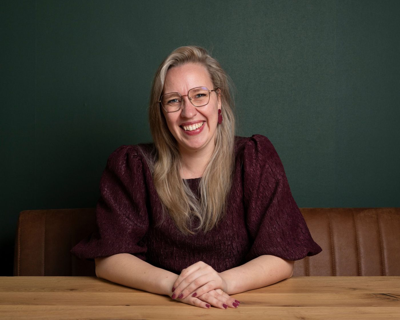 Maxime Chloë de Vos, eigenaar van MaximeChloë Consultancy, lachend aan tafel