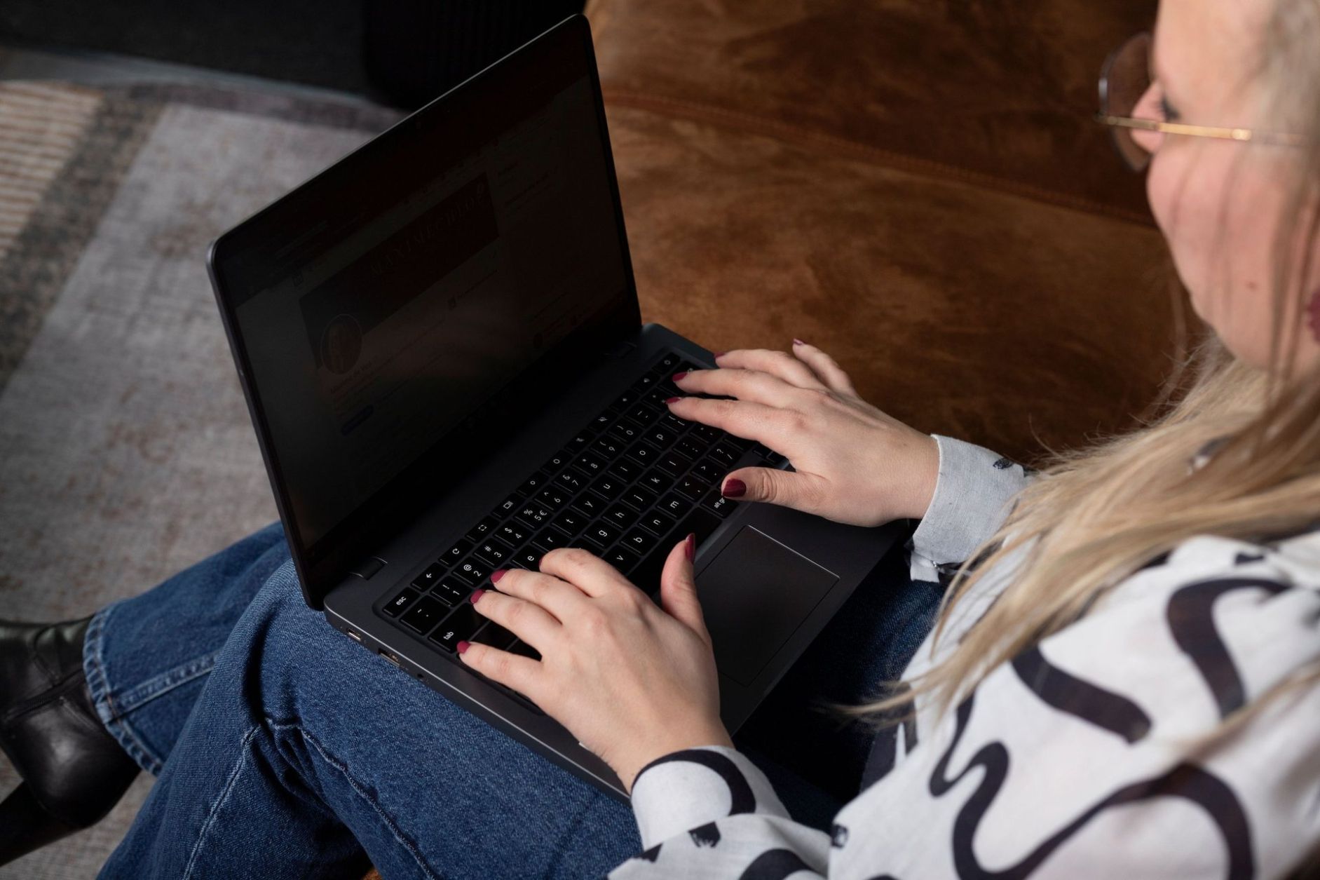 Maxime Chloë de Vos typt op haar laptop, gezien van bovenaf