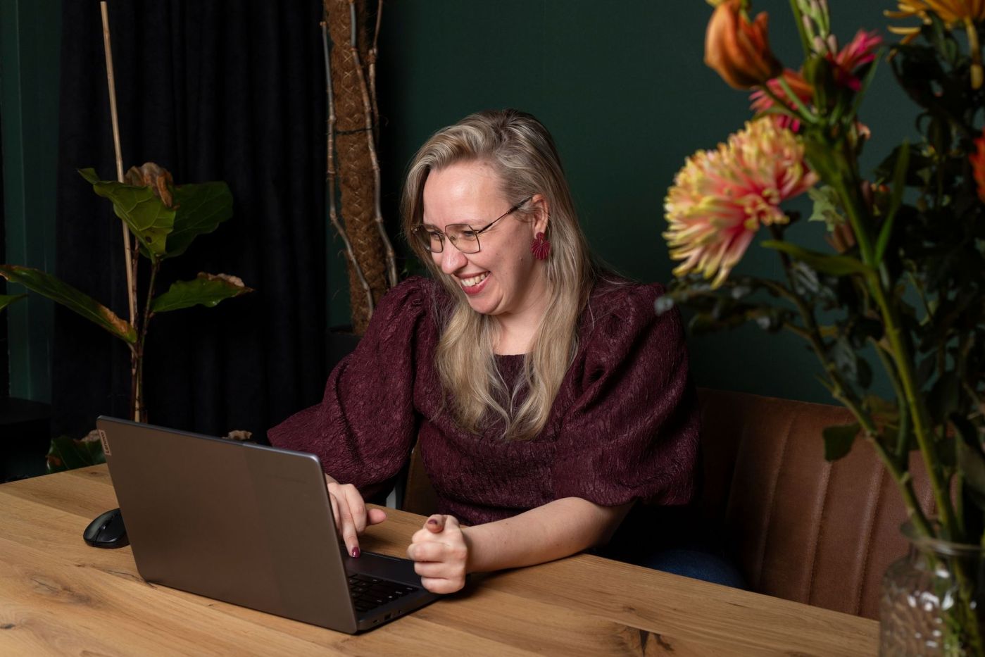 Maxime Chloë de Vos werkt lachend achter haar laptop