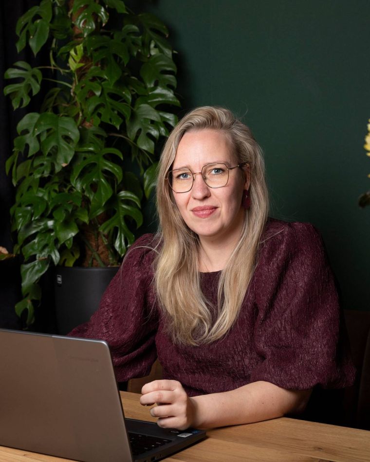 Maxime Chloë de Vos achter haar laptop