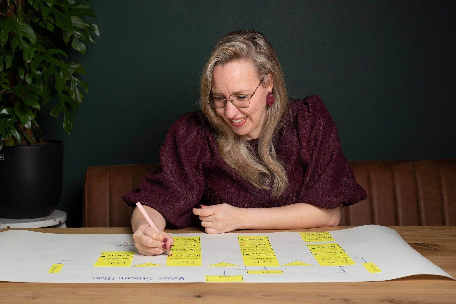 Maxime Chloë de Vos werkt een proces uit met gele plakbriefjes